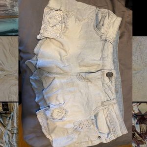 Jean shorts with decorative pockets